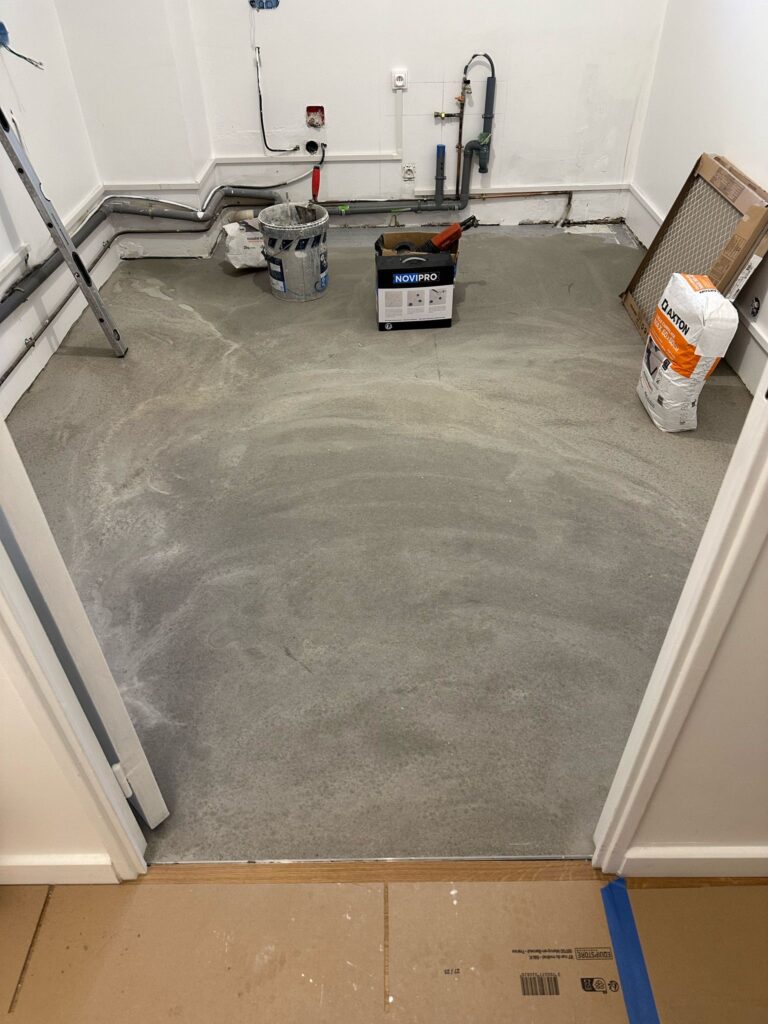 Salle en rénovation avec outils et matériaux.