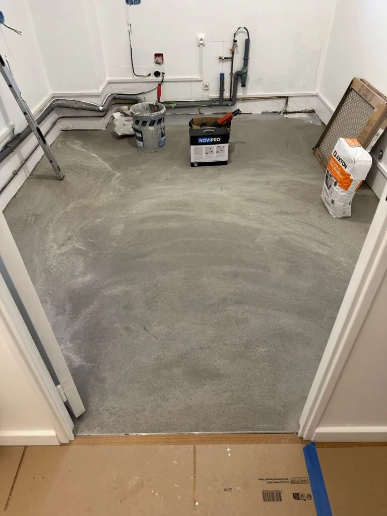 Salle en rénovation avec outils et matériaux.