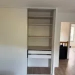 Dressing sur mesure à portes coulissantes réalisé par Ciprian Rénovation dans une chambre à Chartres