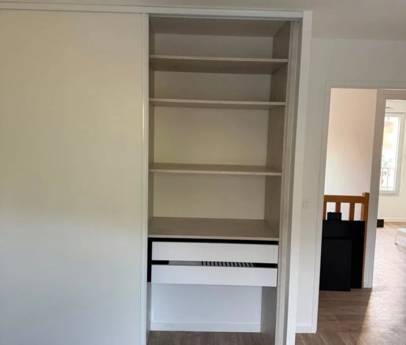 Dressing sur mesure à portes coulissantes réalisé par Ciprian Rénovation dans une chambre à Chartres