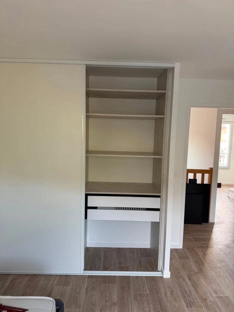 Dressing sur mesure à portes coulissantes réalisé par Ciprian Rénovation dans une chambre à Chartres