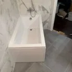 Salle de bain rénovée par Ciprian Rénovation au Vésinet avec faïence effet marbre et baignoire