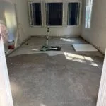 Chape neuve coulée dans une pièce ouverte sur le jardin, rénovation de sol par Ciprian Rénovation à Chatou