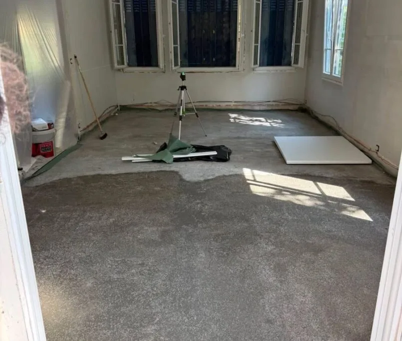 Chape neuve coulée dans une pièce ouverte sur le jardin, rénovation de sol par Ciprian Rénovation à Chatou