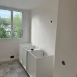 Salle de bain rénovée par Ciprian Rénovation à Marly-le-Roi avec sol effet carreaux de ciment