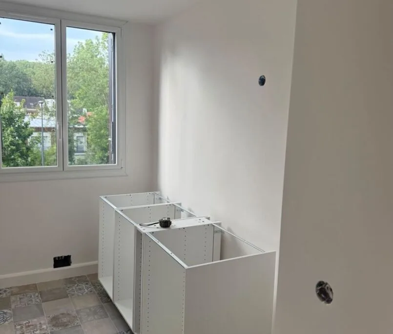 Salle de bain rénovée par Ciprian Rénovation à Marly-le-Roi avec sol effet carreaux de ciment