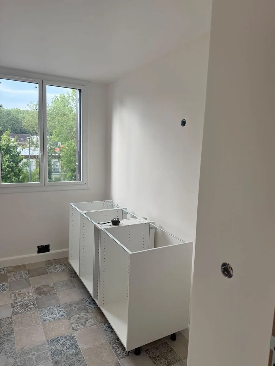 Salle de bain rénovée par Ciprian Rénovation à Marly-le-Roi avec sol effet carreaux de ciment